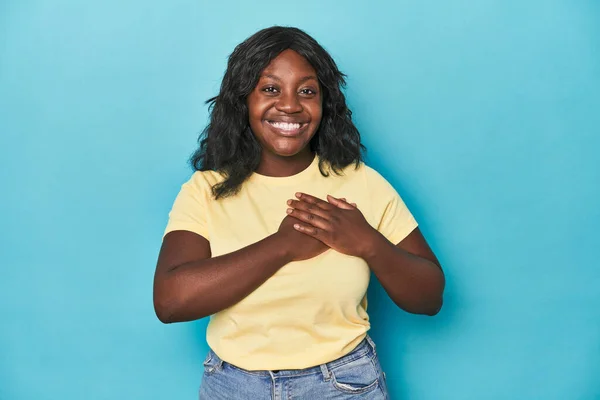 Mladá Afro Americká Zakřivená Žena Přátelský Výraz Přitisknutou Dlaní Hrudi — Stock fotografie