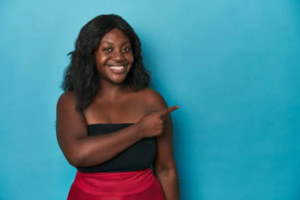 Jonge Afro Amerikaanse Bochtige Vrouw Glimlachend Terzijde Wijzend Iets Tonend — Stockfoto