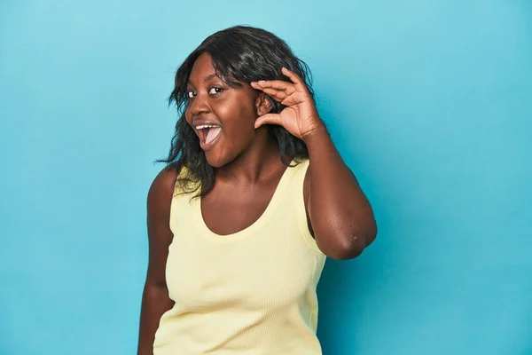 Jong Afrikaans Amerikaans Curvy Vrouw Proberen Naar Luisteren Een Roddel — Stockfoto