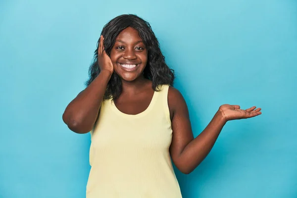 Jonge Afro Amerikaanse Bochtige Vrouw Houdt Kopieerruimte Een Handpalm Houd — Stockfoto