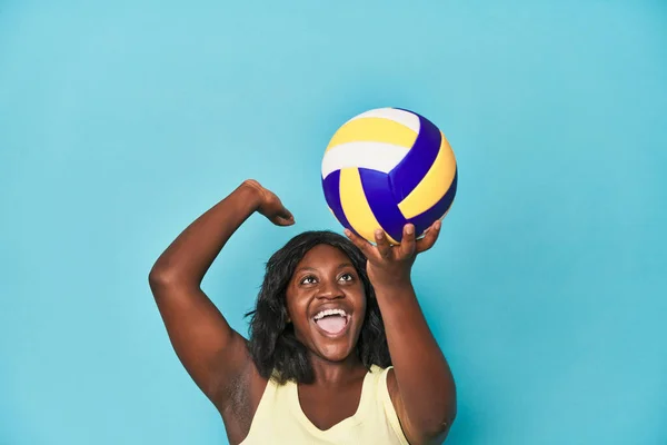 Sporty Curvy Woman Practicing Volleyball Serves Blue Backdrop — Stock Photo, Image