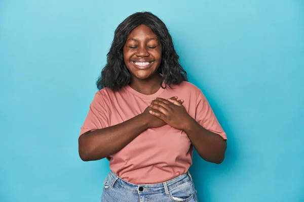 Νεαρή Αφροαμερικανή Καμπυλωτή Γυναίκα Γελάει Κρατώντας Χέρια Στην Καρδιά Την — Φωτογραφία Αρχείου