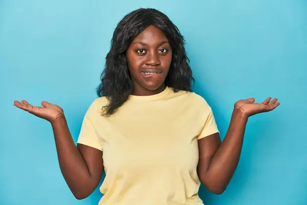 Молодая Африканская Американка Кривая Женщина Смущена Сомнительно Пожимает Плечами Держать — стоковое фото