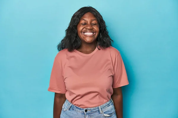 Молода Афроамериканська Пишна Жінка Сміється Закриває Очі Відчуває Себе Розслабленою — стокове фото