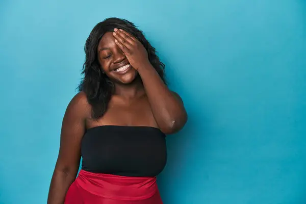 Młoda Afrykańska Zakrzywiona Kobieta Śmiejąca Się Szczęśliwa Beztroska Naturalna Emocja — Zdjęcie stockowe