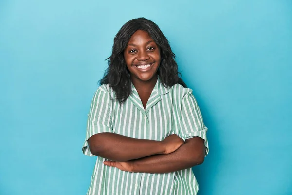 Jonge Afro Amerikaanse Bochtige Vrouw Die Zich Zelfverzekerd Voelt Armen — Stockfoto