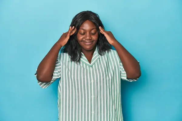 Genç Afro Amerikan Kıvrımlı Kadın Şakaklara Dokunuyor Baş Ağrısı Çekiyor — Stok fotoğraf