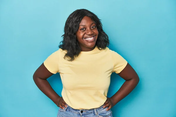 Jonge Afrikaans Amerikaanse Bochtige Vrouw Gelukkig Glimlachend Vrolijk — Stockfoto