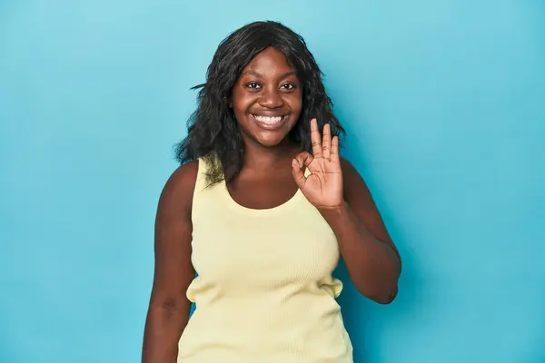 Νεαρή Αφροαμερικανή Καμπυλωτή Γυναίκα Χαρούμενη Και Αυτοπεποίθηση Που Δείχνει Εντάξει — Φωτογραφία Αρχείου