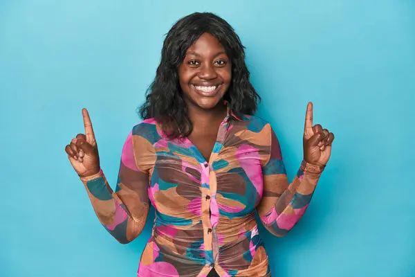 Jonge Afrikaanse Amerikaanse Curvy Vrouw Geeft Met Beide Vingers Omhoog — Stockfoto