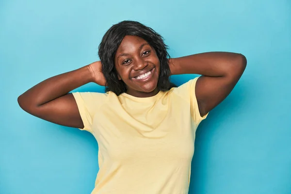 Ung Afrikansk Amerikansk Kurvig Kvinna Sträcker Armarna Avslappnad Position — Stockfoto