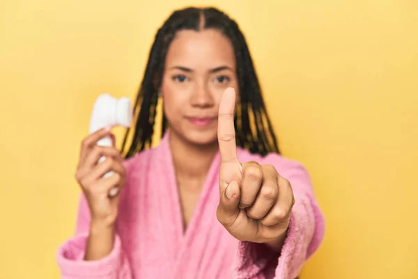 Indonesian Woman Facial Cleaner Yellow Showing Number One Finger — Stock Photo, Image