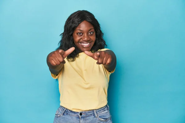 Joven Africana Americana Curvilínea Mujer Sonrisas Alegres Señalando Hacia Adelante —  Fotos de Stock