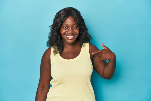 Genç Afro Amerikan Kıvrımlı Kadın Tişört Fotokopi Alanını Elle Gösteriyor — Stok fotoğraf