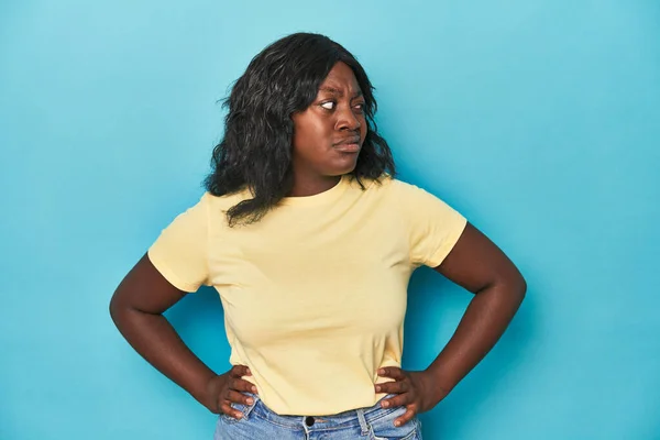 Joven Africana Americana Curvilínea Mujer Confundida Siente Dudosa Insegura —  Fotos de Stock