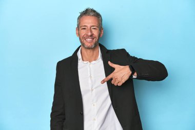 Beyaz iş adamı, mavi arka planda orta yaşlı.