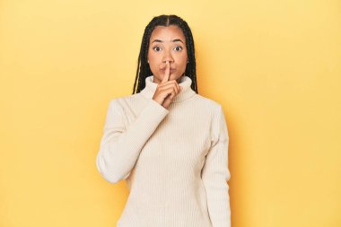 Sarı stüdyodaki genç Endonezyalı kadın ya sır saklıyor ya da sessizlik istiyor..