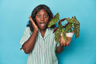 Stüdyoda elinde fabrika tutan kıvrımlı bahçıvan şaşırdı ve şok oldu..