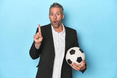 Kafkas futbol koçu, orta yaşlı, mavi sette harika bir fikri var, yaratıcılık kavramı..