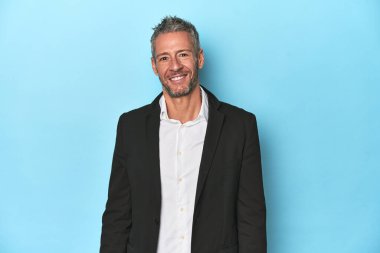 Beyaz iş adamı, mavi arka planda orta yaşlı.