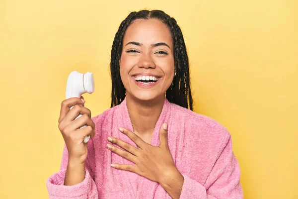 Indonesian Woman Facial Cleaner Yellow Laughs Out Loudly Keeping Hand — Stock Photo, Image