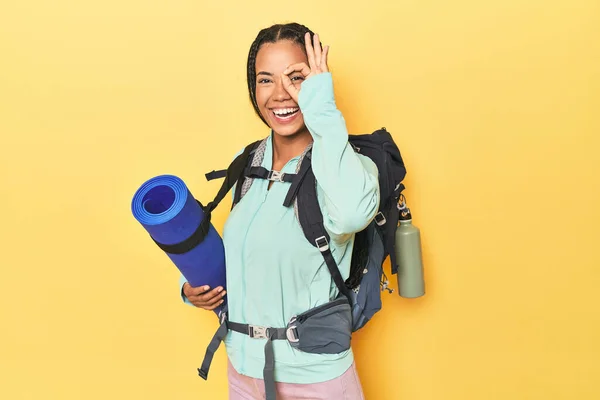 Indonesian Woman Ready Mountain Trip Yellow Excited Keeping Gesture Eye — Stock Photo, Image