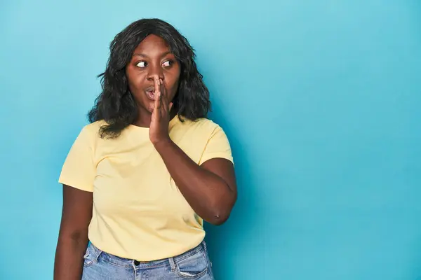Joven Africana Americana Curvilínea Mujer Está Diciendo Secreto Caliente Frenando —  Fotos de Stock