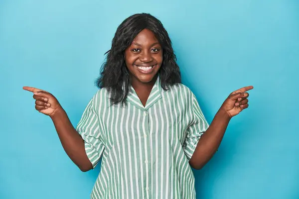 Genç Afro Amerikan Kıvrımlı Kadın Farklı Fotokopi Alanlarını Gösteriyor Birini — Stok fotoğraf
