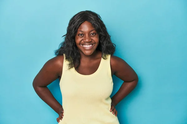Mladý Africký Americký Curvy Žena Šťastný Usměvavý Veselý — Stock fotografie