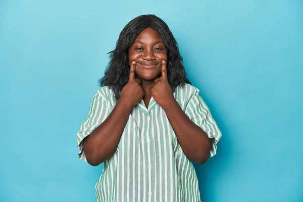 Jong Afrikaans Amerikaans Curvy Vrouw Twijfelen Tussen Twee Opties — Stockfoto