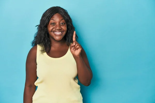 年轻的非洲裔美国卷曲女子 手指头高举冠军 — 图库照片