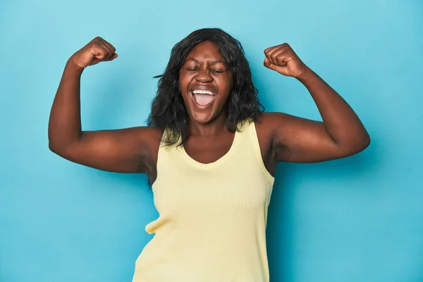 Νεαρή Αφροαμερικανή Καμπυλωτή Γυναίκα Υψώνει Γροθιά Μετά Από Μια Νίκη — Φωτογραφία Αρχείου