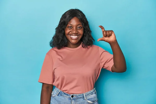 Jonge Afrikaanse Amerikaanse Bochtige Vrouw Houden Iets Weinig Met Wijsvingers — Stockfoto