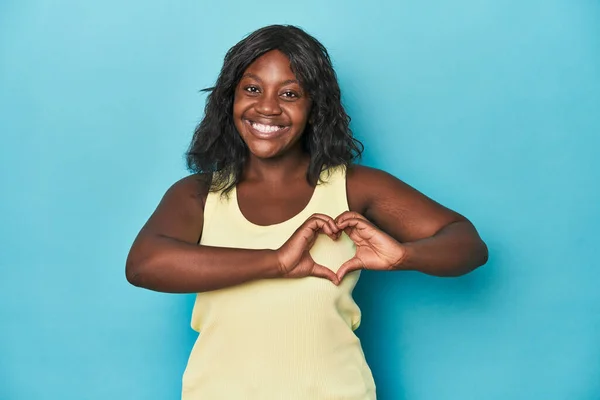 年轻的非洲裔美国卷曲女人微笑着 双手呈心形 — 图库照片