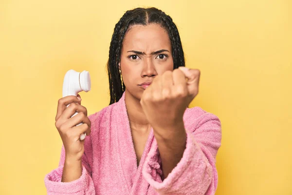 Indonesian Woman Facial Cleaner Yellow Showing Fist Camera Aggressive Facial — Stock Photo, Image