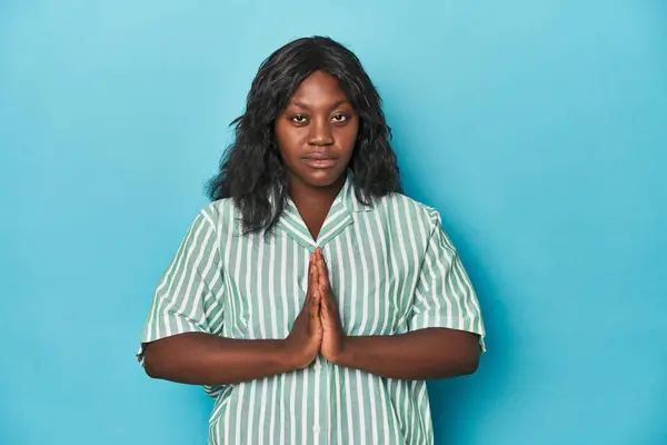 Jovem Afro Americana Curvilínea Mulher Orando Mostrando Devoção Pessoa Religiosa — Fotografia de Stock