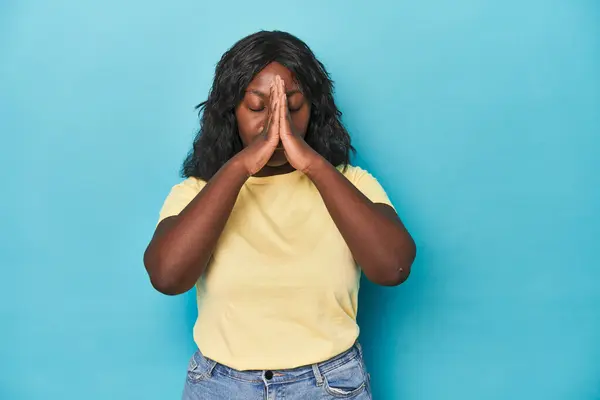 Молода Афроамериканська Пишна Жінка Тримає Руки Молитві Біля Рота Відчуває — стокове фото