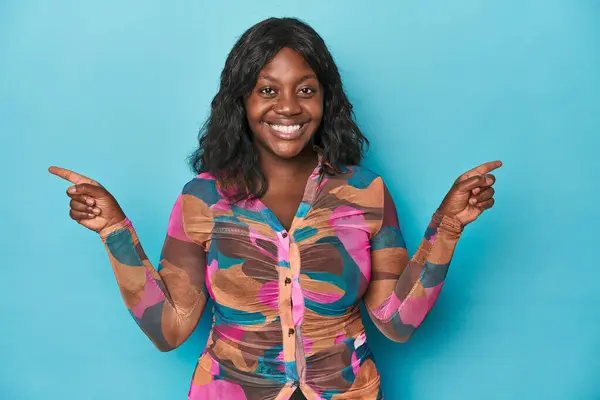 Jonge Afro Amerikaanse Bochtige Vrouw Wijzend Naar Verschillende Kopieerruimtes Kiezen — Stockfoto