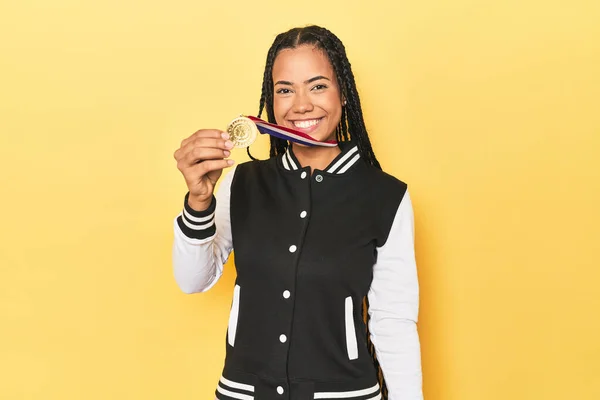Indonesian Student Girl Showcasing Her Medal Yellow Studio Backdrop — Stock Photo, Image