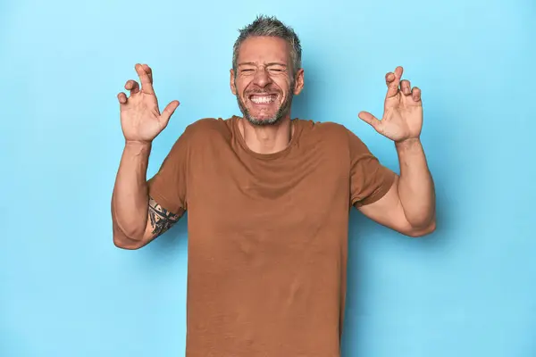 Hombre Caucásico Mediana Edad Sobre Fondo Azul Cruzando Dedos Para — Foto de Stock