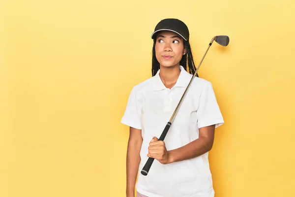 黄色背景下的印度尼西亚女高尔夫球手梦想着实现自己的目标和宗旨 — 图库照片