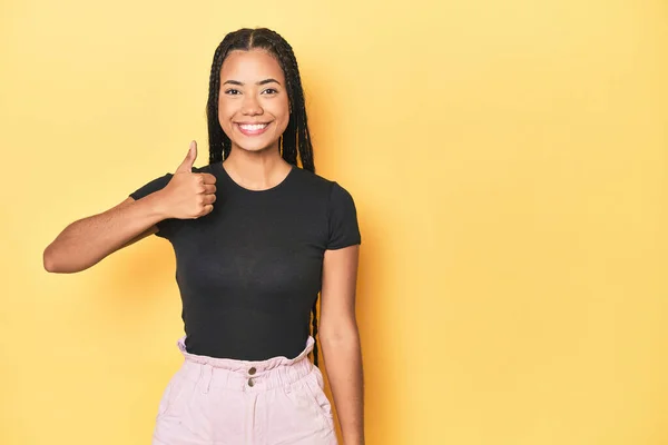 Joven Mujer Indonesia Fondo Del Estudio Amarillo Sonriendo Levantando Pulgar — Foto de Stock