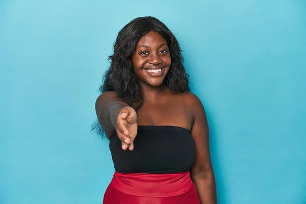 Genç Afro Amerikan Kıvrımlı Kadın Selamlama Jesti Olarak Kameraya Elini — Stok fotoğraf