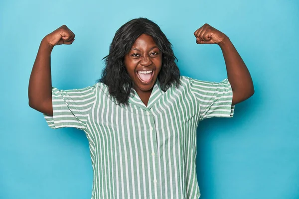 Genç Afro Amerikan Kıvrımlı Kadın Güçlü Hareketini Kollarıyla Gösteriyor Kadınsı — Stok fotoğraf