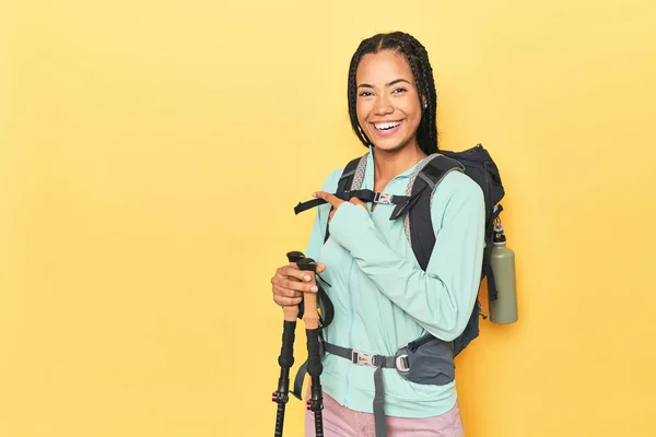 Indonesian Woman Hiking Gear Yellow Smiling Pointing Aside Showing Something — Stock Photo, Image