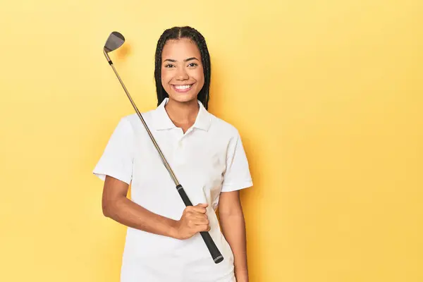 Indonezyjska Golfistka Żółtym Tle Studio — Zdjęcie stockowe