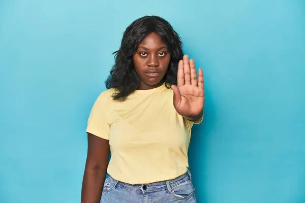 Молода Афроамериканська Пишна Жінка Стоїть Простягнутою Рукою Показуючи Знак Зупинки — стокове фото