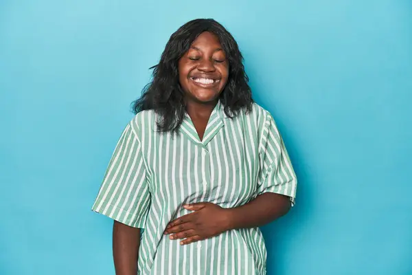 Jonge Afrikaanse Amerikaanse Bochtige Vrouw Raakt Buik Glimlacht Zachtjes Eten — Stockfoto