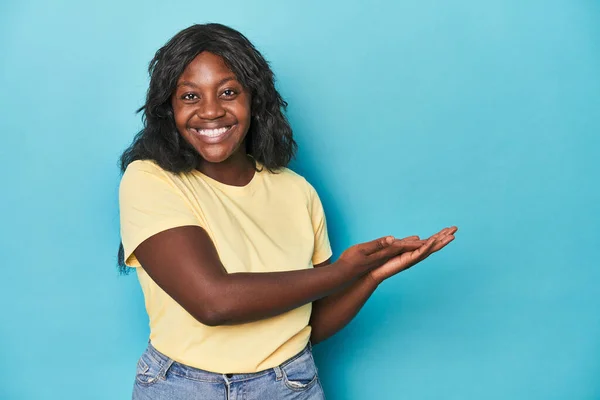 Joven Mujer Con Curvas Afroamericana Sosteniendo Espacio Copia Una Palma —  Fotos de Stock