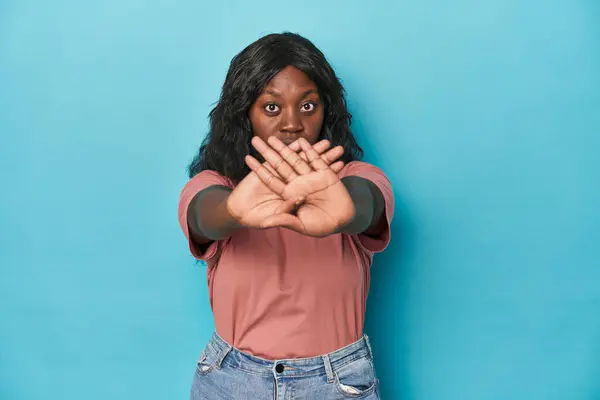 年轻的非洲裔美国卷曲女人做了一个否认的手势 — 图库照片